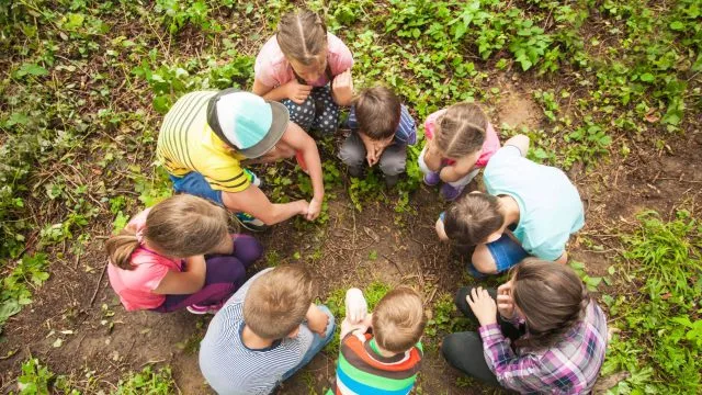 Przeżycie wakacji pełnych wyzwań: Praktyczne lekcje przetrwania na kolonii survivalowej