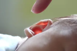 Jak sprawdzić czy dziecko boli ucho?